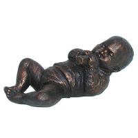 Beeld Baby ligt op rug met flesje Beeld Baby ligt op rug met flesje