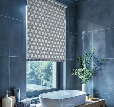 Grijs en wit patroon raambekleding badkamer