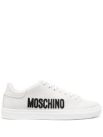 Moschino baskets lacées en cuir à logo embossé - Gris