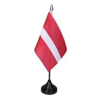 Vlag Letland tafelvlaggetjes - 1x stuks - 10 x 15 cm vlag - met zwarte standaard