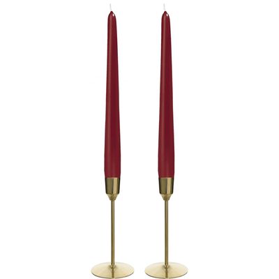 Kandelaars 2x aluminium goud 15 cm met 12x donker rode dinerkaarsen