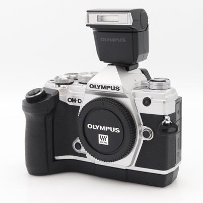 Olympus OM-D E-M5 mark III body zilver + EGC-5 Grip occasion