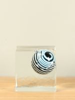 Glasdecoratie transparante dobbelsteen met glazen bol zwart/wit, 10 cm