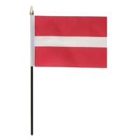 Letland - mini vlaggetje van 10 x 15 cm op stokje - Landen vlag - H27 cm