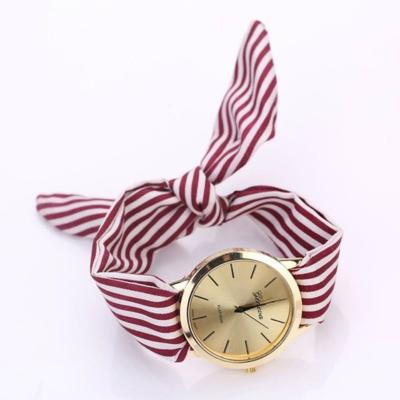 Vrouwen mode gestreepte stof riem quartz horloge (rood)