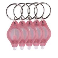 2 stuks Mini Pocket sleutelhanger zaklamp Micro LED squeeze licht buiten Camping ultra heldere noodsleutel ring licht fakkel lamp (roze)