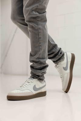 Nike Court Vision Low Sneakers Heren Wit/Grijs - Maat 44 - Kleur: WitBruinGrijs | Soccerfanshop Nike Court Vision Low Sneakers Heren Wit/Grijs - Maat 44 - Kleur: WitBruinGrijs | Soccerfanshop