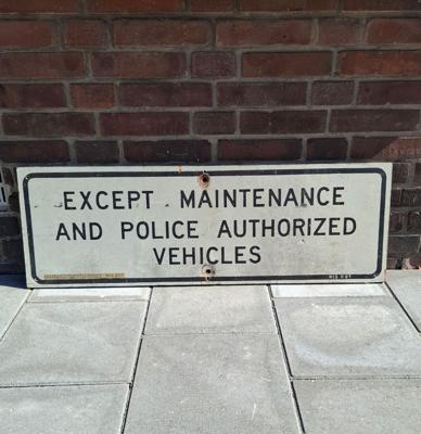 Maintenance Vehicles Houten Verkeersbord - 91 x 30cm