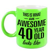Awesome 40 year - verjaardag cadeau koffiemok - beker - neon groen - 330 ml - 40 jaar geworden