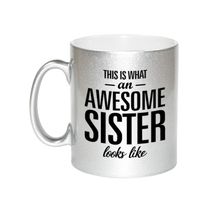 Awesome sister cadeau mok / beker zilver voor zus 330 ml - thumbnail