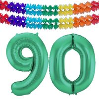 Grote folie ballonnen cijfer 90 in het glimmend groen 86 cm en 2x feestslingers - thumbnail