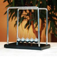 Newton Cradle XL - Giant Uitvoering met Houten Voet - Natuurkundig Spektakel - Metalen Balletjes - Educatief Bureau Gadget