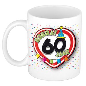 Verjaardag cadeau mok leeftijd 60 jaar - hartje verkeersbord - multi - keramiek - 300 ml   -