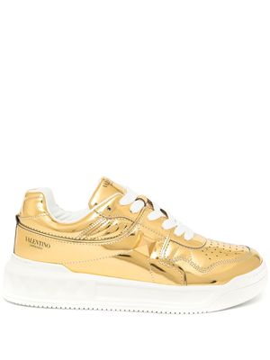 Valentino Garavani baskets One Stud à fini métallisé - Or