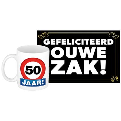 Verjaardag cadeau mok/beker 50 jaar print 300 ml + A5-size wenskaart ouwe zak