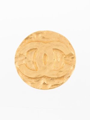 CHANEL Pre-Owned broche à logo CC - Or