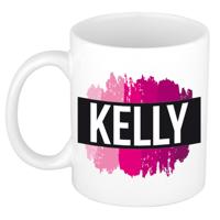 Kelly naam cadeau koffie mok - beker - met roze verfstrepen - Cadeau collega - moederdag