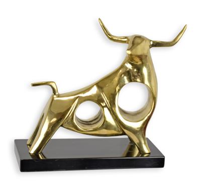 A BRONZE SCULPTURE OF A STANDING BULL ON A MARBLE BASE