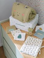 8-delige kraamcadeauset: 1 rammelaar, 1 aankleedkussen, 5 doekjes, 1 etui groen, bedrukt