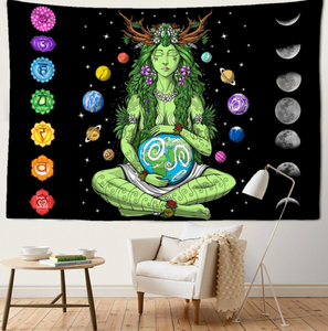 Mediterende Moeder Aarde Wandkleed: Alle Planeten, Manen en Zeven Chakra's (95 x 70 cm) - Home & Living - Spiritueelboek.nl