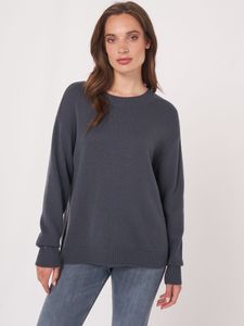 Basic trui met ronde hals en split op de rug