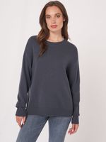 Basic trui met ronde hals en split op de rug