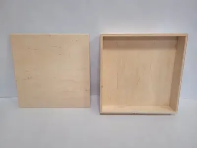 Houten speelbak met deksel (25x25x5cm)