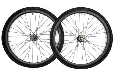 SantaFixie 30mm Wielset + Tracklocross Banden - Zwart SantaFixie 30mm Wielset + Tracklocross Banden - Zwart