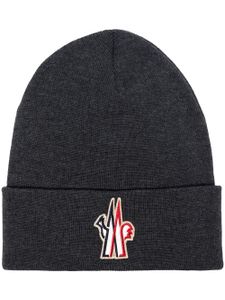 Moncler Grenoble bonnet en maille à patch logo - Gris