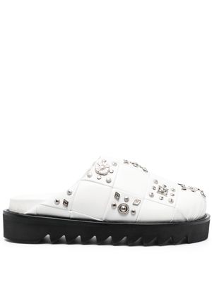 Toga Pulla chaussons en cuir à détails de clous - Blanc
