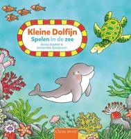 Kleine dolfijn spelen in de zee