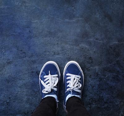 Blauw vloerkleed met betontextuur in industriële stijl Blauw vloerkleed met betontextuur in industriële stijl