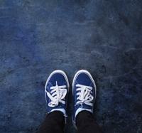 Blauw vloerkleed met betontextuur in industriële stijl