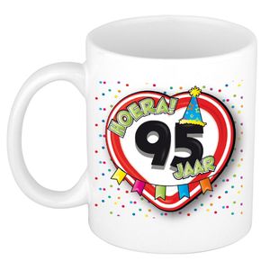 Verjaardag cadeau mok leeftijd 95 jaar - hartje verkeersbord - multi - keramiek - 300 ml