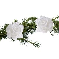 2x stuks kerstboom bloemen op clip wit en besneeuwd 10 cm - Kersthangers - thumbnail