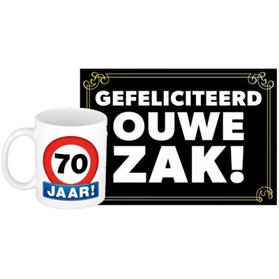 Verjaardag cadeau mok/beker 70 jaar print 300 ml + A5-size wenskaart ouwe zak