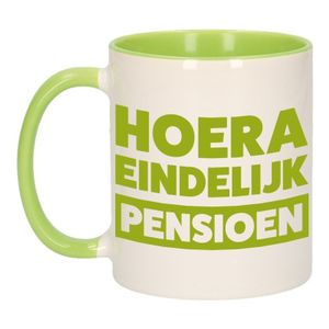 Pensioen mok / beker groen Hoera eindelijk met pensioen 300 ml