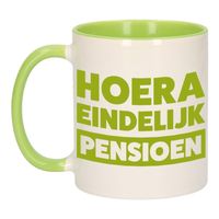 Pensioen mok / beker groen Hoera eindelijk met pensioen 300 ml - thumbnail