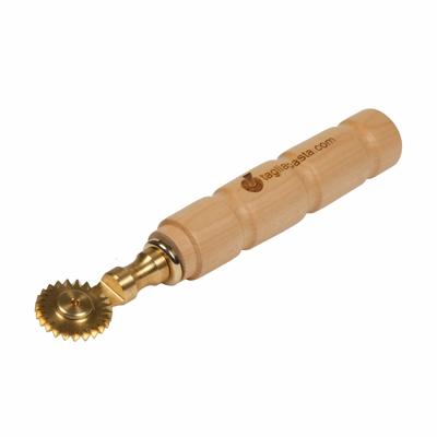 Messing pasta snijder met een enkel tandblad met een diameter van 30 mm. Grijp van esdoorn