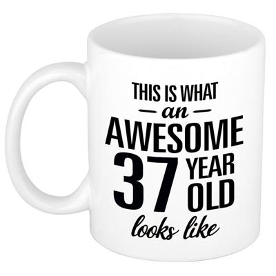 This is what an awesome 37 year old looks like - cadeau koffiemok - 300 ml - verjaardag 37 jaar