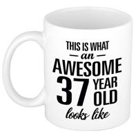 This is what an awesome 37 year old looks like - cadeau koffiemok - 300 ml - verjaardag 37 jaar