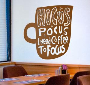 Sticker tekst Hocus pocus koffie om te focussen