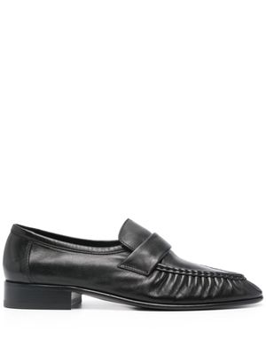 The Row mocassins à design plissé - Noir