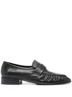 The Row mocassins à design plissé - Noir The Row mocassins à design plissé - Noir