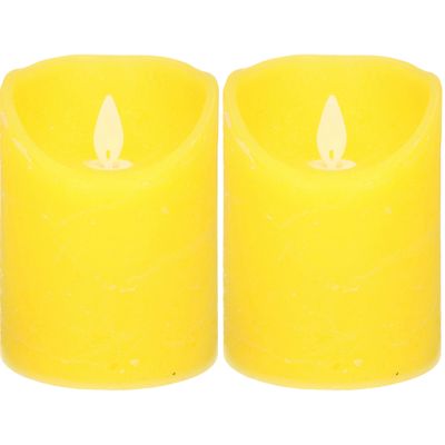 2x Gele LED kaarsen / stompkaarsen met bewegende vlam 12,5 cm