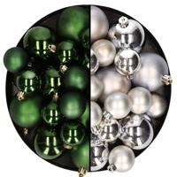 Kerstversiering kunststof kerstballen mix donkergroen/zilver 6-8-10 cm pakket van 44x stuks - Kerstbal