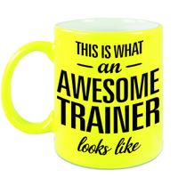 Awesome trainer cadeau mok / beker neon geel 330 ml