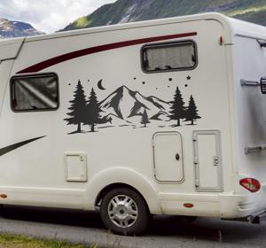 Bergen met bos caravan sticker