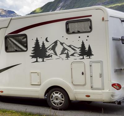 Bergen met bos caravan sticker