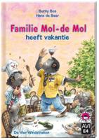 Familie Mol-de Mol heeft vakantie (Hardback)